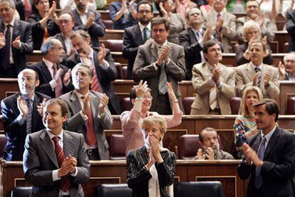 El grupo socialista, con Zapatero a la cabeza, aplaude tras la aprobación de la ley.