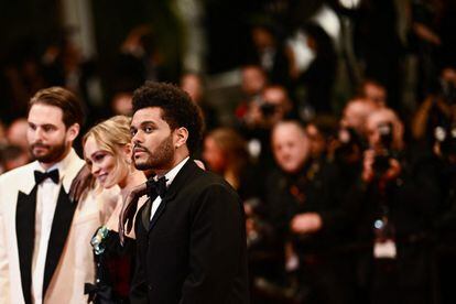 El cantante canadiense The Weeknd, junto a Lily-Rose Depp y Sam Levinson, llegan para la proyección de la película 'The Idol', el 22 de mayo.