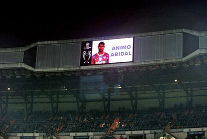Homenaje a Abidal en el viedomarcador del Santiago Bernabéu.