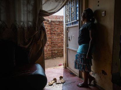 Mariam Kilimani (nombre ficticio) en la casa donde vive refugiada con sus cinco hijos en Kampala.