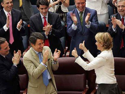 Los diputados populares aplauden a Esperanza Aguirre, que hace un gesto de triunfo a su vicepresidente, Ignacio González.