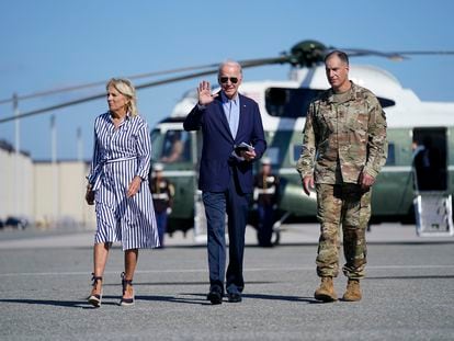 El presidente estadounidense, Joe Biden, y la primera dama, Jill Biden, se dirigían ayer al Air Force One para viajar a Kentucky para ver los daños causados por las inundaciones.