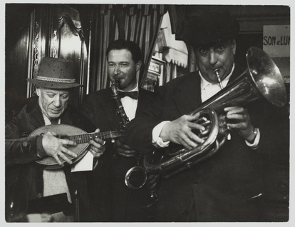 Pablo Picasso, junto al empresario taurino Paco Muñoz y el anticuario Affentranger, en el negocio de este en Arlés, el 30 de marzo de 1959, en una imagen tomada por el fotógrafo Lucien Clergue.