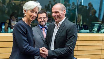 La directora gerente del FMI, Christine Lagarde, y el ministro de Finanzas griego, Yanis Varoufakis, este jueves en Bruselas. 