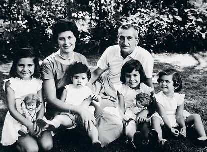 Héctor Germán Oesterheld, con su esposa  y sus cuatro hijas: Estela, Marina, Diana y Beatriz, todas desaparecidas en 1976 y 1977, cuando contaban entre 18 y 24 años.