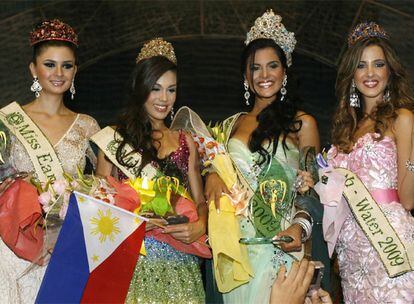 Alejandra Echevarría, coronada como Miss España 2009, ha conseguido hoy otro título de belleza, uno que además lleva una causa social. Echevarría, primera por la izquierda en la imagen, es la nueva <i>Miss Earth</i> Fuego 2009, finalista de Miss Earth 2009, corona que ha logrado la representante brasileña, Larissa Ramos, estudiante de biología (segunda por la derecha). <i>Miss Earth</i> es un título de belleza creado en 2001 con la particularidad de que obliga a sus candidatas y ganadoras a promover activamente la preservación de la naturaleza. La final se ha celebrado hoy en un <i>resort</i> ecológico de Filipinas.