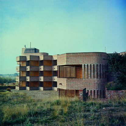 La estación de comunicaciones de Buitrago, obra de Julio Cano Lasso de 1966.