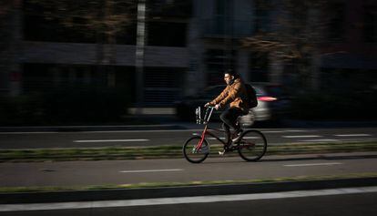 Un ciclista por el carril bici de paseo de Sant Joan.