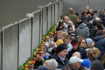 Una multitud de personas visital el Memorial del Muro de Berlín durante el 30º aniversario.