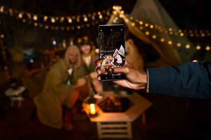 Una persona toma una imagen nocturna con el Samsung Galaxy S22 Ultra.