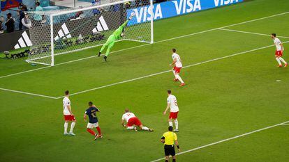 Kylian Mbappé marca su segundo gol ante Polonia, el tercero de Francia, este domingo.
