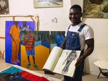 El pintor Paul Oyetunde Ogunlesi muestra sus obras en su estudio de Lagos, Nigeria.