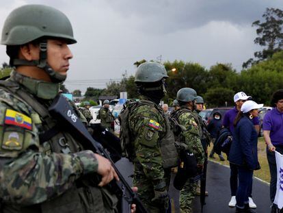 Soldados vigilan el perímetro durante un evento de campaña de Daniel Noboa en Sangoliqui, Ecuador, el 26 de septiembre 2023.
