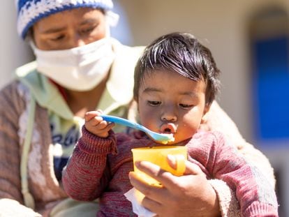 Un niño come puré de melocotón con vitaminas entregado por Unicef, en Guatemala el pasado septiembre.