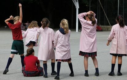 Varias alumnas, en el patio del colegio solo para niñas La Vall, en Bellaterra (Barcelona).