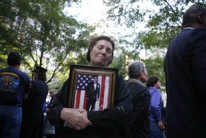Anna Sereno abraza el retrato de su hijo fallecio el 11-S. / AP