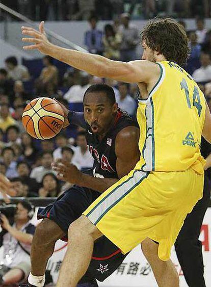 Kobe Bryant trata de superar ayer al australiano Matthew Nielsen.