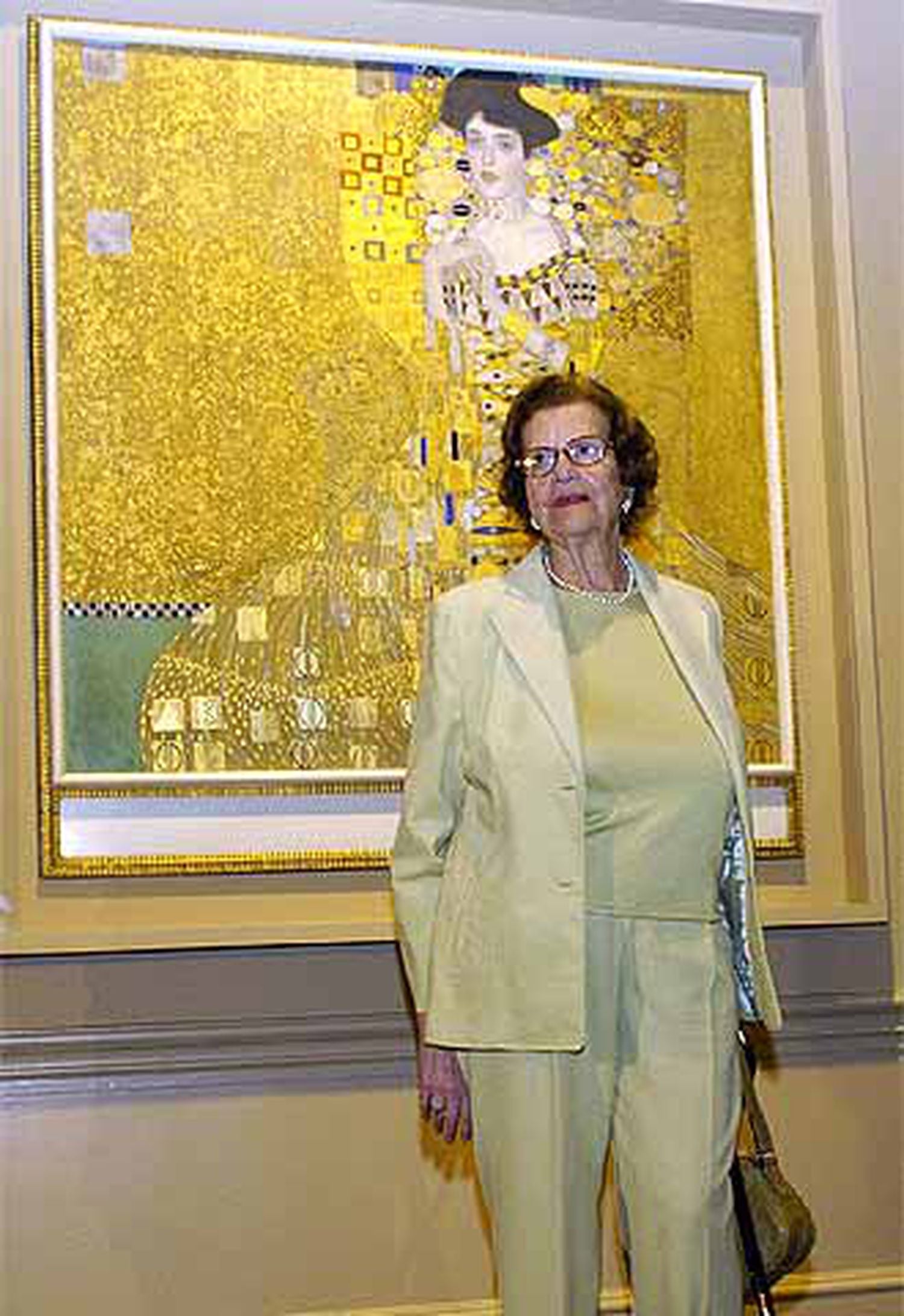 Maria Altmann posa ante <i>Adele Bloch-Bauer I </i><b>(1907),</b> de Gustav Klimt, el pasado mes de abril en una exposición en el County Museum de Los Ángeles.