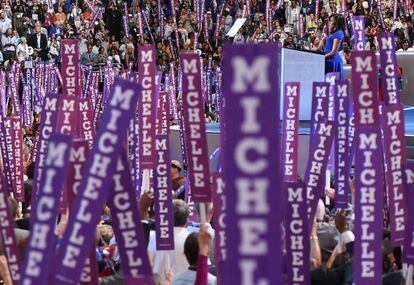 Carteles a favor de Michelle Obamaen una convencción demócrata en Filadelfia en julio de 2016.