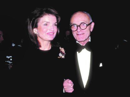 Philip Johnson con Jacqueline Kennedy en Nueva York, en 1983.