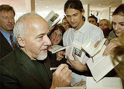 Paulo Cohelo firma ejemplares ayer en la Feria del Libro de Francfort.