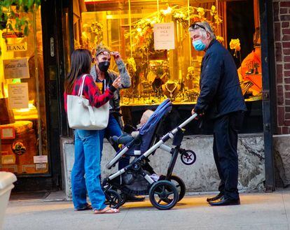 Alec Baldwin y su mujer, Hilaria Thomas, este jueves con uno de sus hijos en Nueva York.