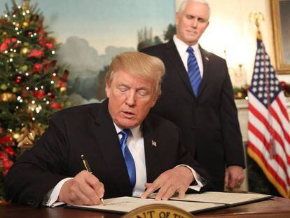 El presidente de EE UU firma la proclamación con la que reconoce Jerusalén como capital de Israel el miércoles en Washington.