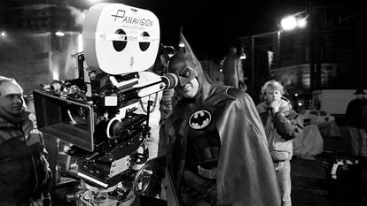 Micheal Keaton detrás de cámaras durante el rodaje de "Batman", en 1989.