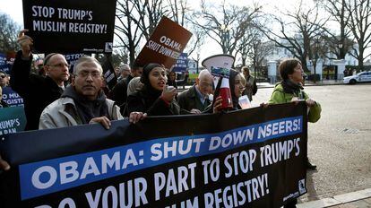 Activistas protestan en contra del registro de musulmanes delante de la Casa Blanca, en Washington DC.