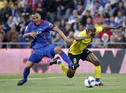 Eto'o cae en el área tras una entrada de Mario que no se sancionó.