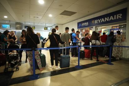 Colas en el mostrador de información de Ryanair durante el primer día de huelga de tripulantes de cabina de la compañía, en la T1 del aeropuerto de Barajas.