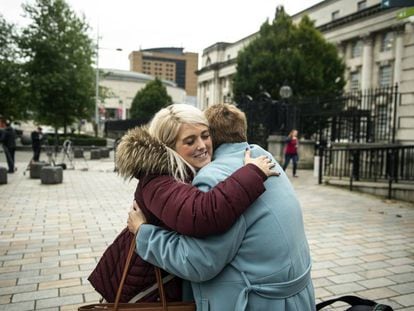 Sara Ewart abraza ayer a su madre, Jane Christie, frente al Tribunal Supremo de Belfast.