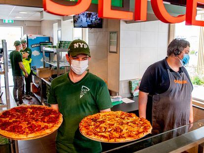 Trabajadores de una cadena de pizzerías estadounidense.