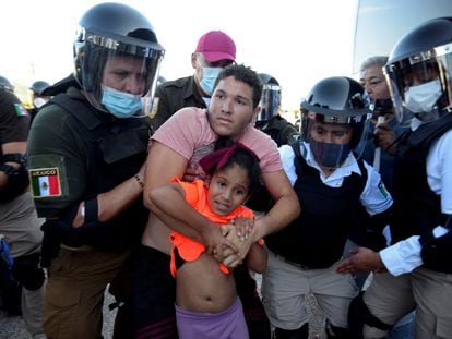 La Guardia Nacional de México detiene a familias migrantes que se dirigen al norte.