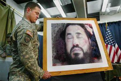 Un soldado de EE UU coloca una fotografía de Al Zarqaui ayer en una rueda de prensa en Bagdad.