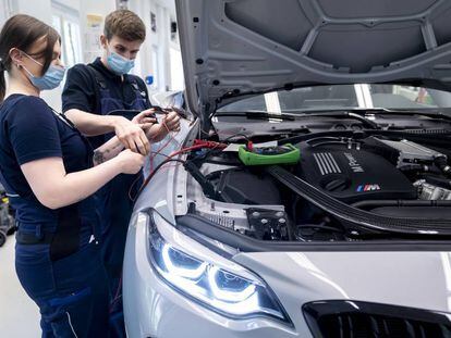 Jóvenes trabajando en un taller de BMW gracias a la FP Dual de Alemania.