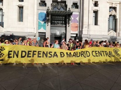 Cabecera de la protesta con los manifestantes en la sede del Ayuntamiento de Madrid, frente al Palacio de Cibeles.