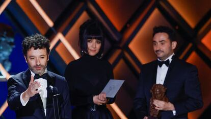 Rodrigo Sorogoyen recoge el premio a mejor director, este sábado en Sevilla.
