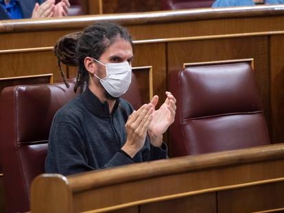 El secretario de Organización de Podemos y diputado de Unidas Podemos en el Congreso, Alberto Rodríguez, aplaude en una sesión de control, el 19 de mayo de 2021.