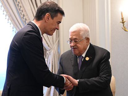 El presidente del Gobierno en funciones, Pedro Sánchez, se reunía este sábado con el presidente de la Autoridad Nacional Palestina, Mahmud Abbas, en El Cairo.