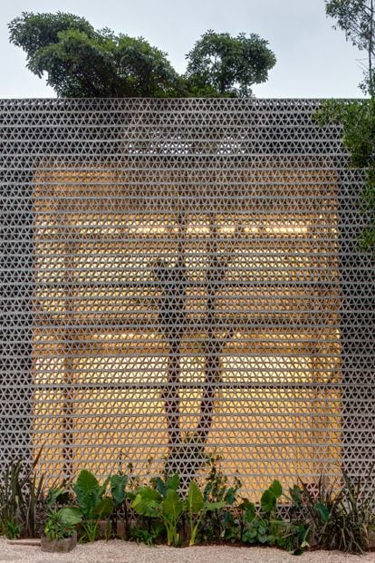 A lattice wall divides the interior of the museum with one of the courtyards of 'La Tallera'.