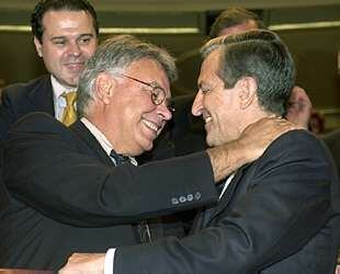 Felipe González y Adolfo Suárez se abrazan tras encontrarse en el salón de plenos del Congreso ayer.