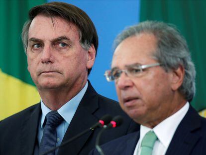 El presidente Jair Bolsonaro y su ministro de Economía, Paulo Guedes, anuncian medidas económicas contra la crisis derivada de la pandemia, el 1 de abril de 2020, en Brasilia.