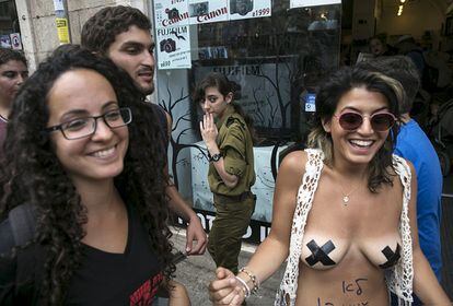 Una soldado mira a una mujer que participa en una protesta contra del acoso sexual en Jerusalén (Israel).
