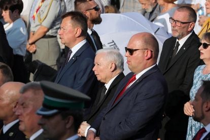 Jaroslaw Kaczynski (centro), líder del partido en el Gobierno polaco, el ultraconservador PIS, el pasado julio.