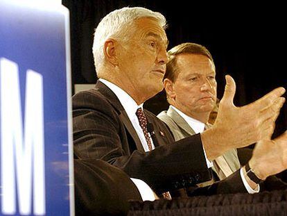 El vicepresidente de General Motors, Bob Lutz, a la izquierda es uno de los directivos que ha creado su propio <i>blog</i>.