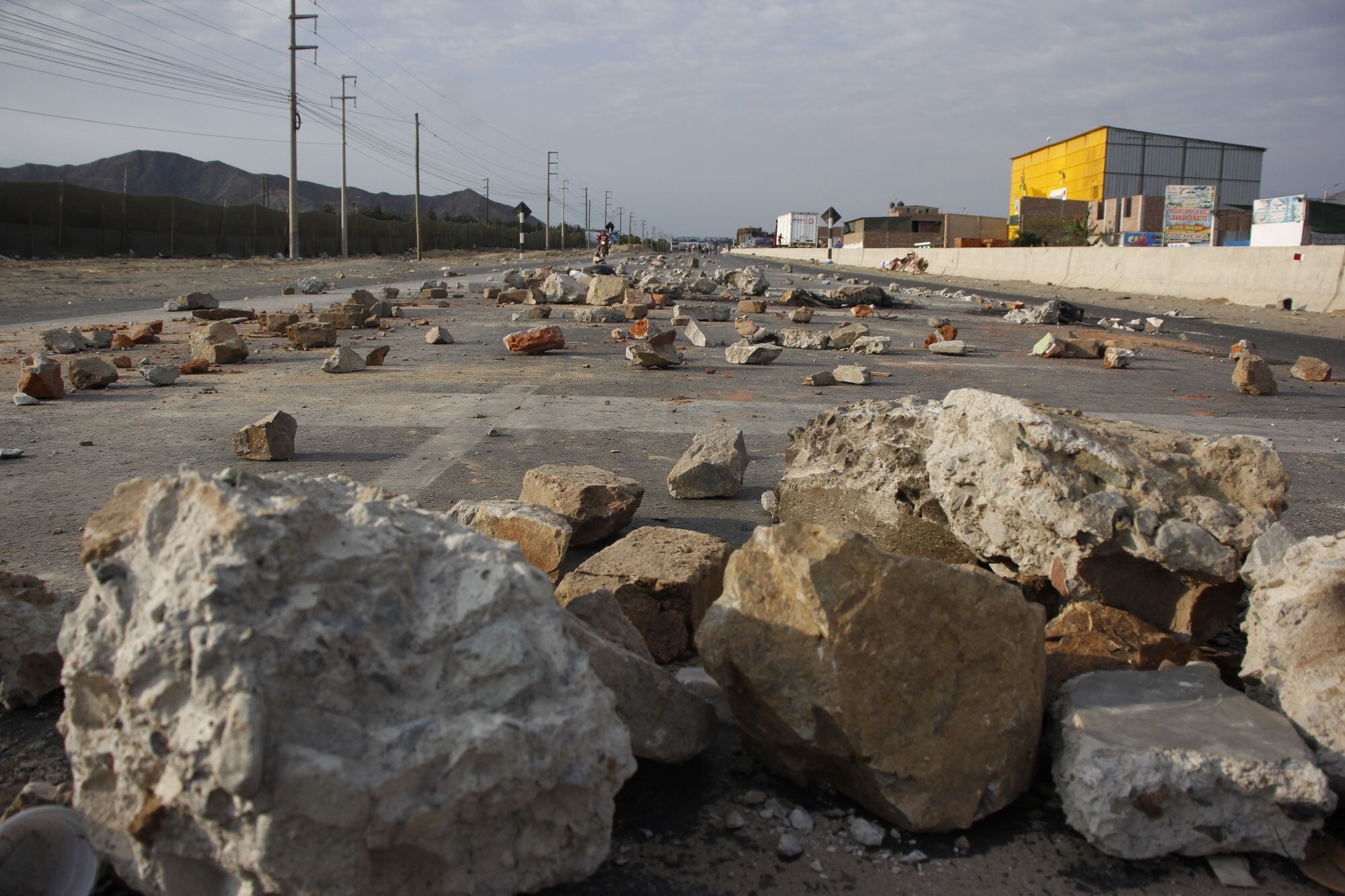 Rocas colocadas para bloquear la carretera Panamericana Norte, cerca de Trujillo, en el norte de Perú.