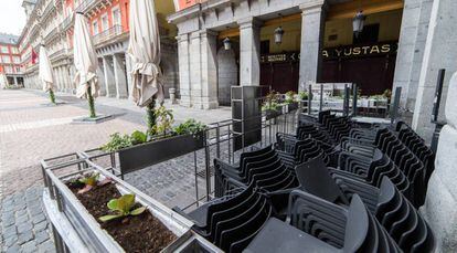 Terraza cerrada en el local Casa Yustas en la Plaza Mayor de Madrid durante el confinamiento.