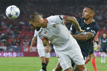 Gudelj cabecea el balón ante el delantero brasileño del Arsenal, Gabriel Jesus, durante el encuentro correspondiente a la fase de grupos de la champions league.