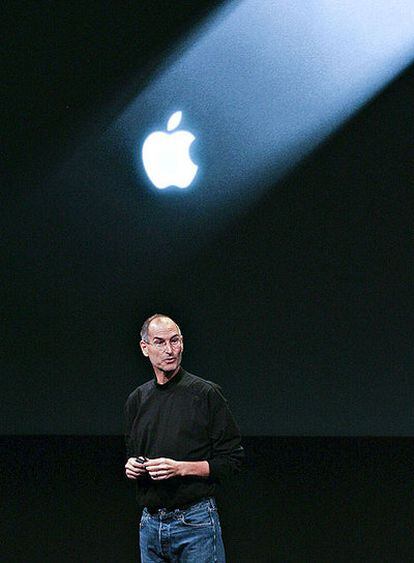 Steve Jobs, cofundador de Apple, dando una conferencia en los cuarteles generales de la firma, en Cupertino.